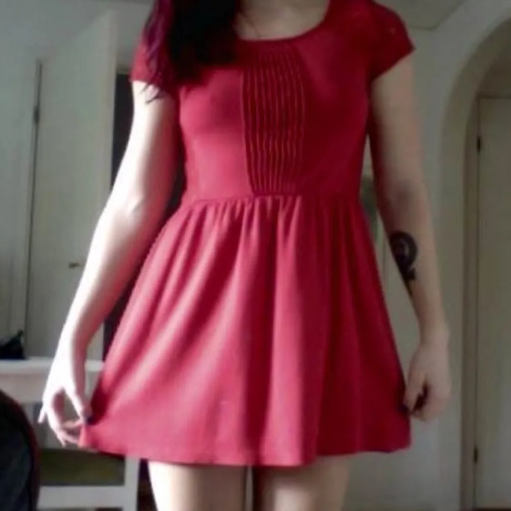 Röd klänning i storlek 36. . Klänningar.