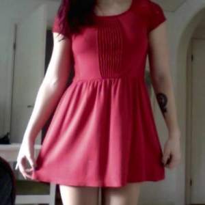 Röd klänning i storlek 36. 