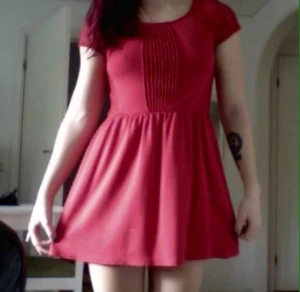  - Röd klänning i storlek 36. 