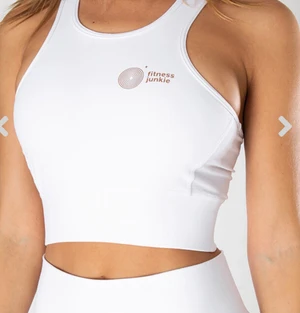 Helt nya träningskläder - Helt nytt vitt träningssett från Fitness Junkie, fortfarande i förpackning och med lappar💕 lite för stort för mig, köpt för 700, köp båda för 400 eller 200 för topp å 250 för byxorna 💗💗