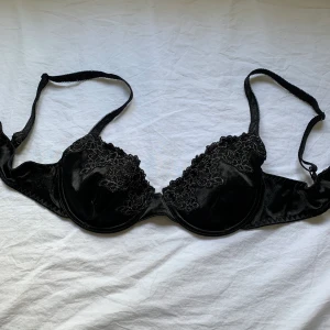 Svart bh - Fin svart bh. Lite sliten på några ställen men inget som syns tydligt! Står ingen storlek men skulle gissa på att den passar A kupa