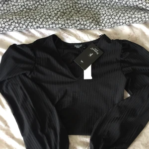 Jättesöt svart topp! Helt oandvänd  - Säljer en söt topp som jag aldrig andvänt! Kontakta mig för fler bilder!💞