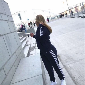 Adidas set - Hoodie med dragkedja strl ca men är mer som s och byxor i strl s
