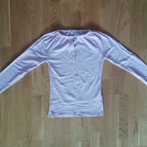 Ljuslila topp  - Långärmad topp med urringning 