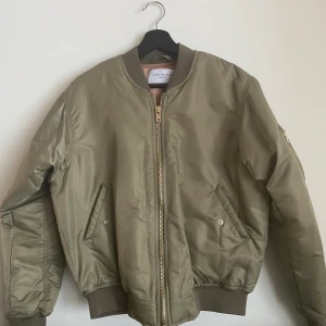 Bomberjacka | Angelica Blicks kollektion - Bomberjacka från Angelica blicks kollektion med bikbok