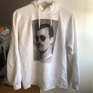 Stay - Jätte fin hoodie, använder aldrig därför säljer jag. Bra skick men liten missfärgning på luvan där bak men inget som syns alls nästan (ser på bilden i mitten) 