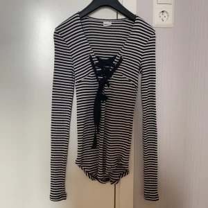 Randig topp - Oanvänd topp med snöring framtill! Frakt tillkommer😊