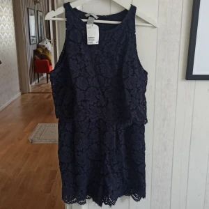 One piece i spets från HM, aldrig använd - Helt ny one piece i spets från HM. Lite öppen i ryggen. Prislappen sitter kvar. Nypris 499.