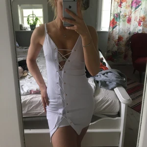 Vit tajt korsad klänning - Super skön. Aldrig använd. Rebecca Stella och Linn Ahlborgs klänning.