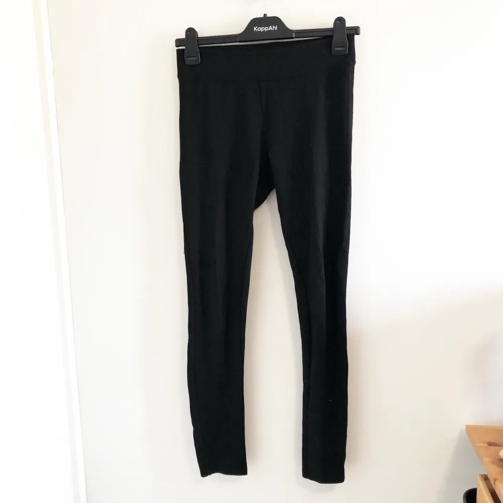 Svarta tjocka leggings från Ginatricot i storlek M. Använd ett par gånger men i bra skick.. Jeans & Byxor.