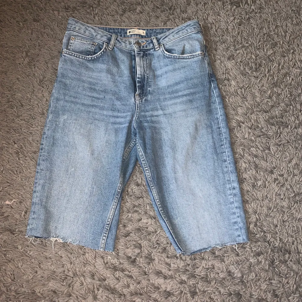 Ett par cykelbyxor i jeans material. Säljes pga för små för mig. Knappt använda.. Shorts.