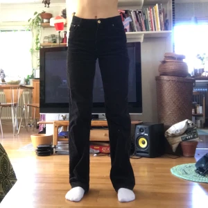 Gant jeans manchester - Jättefina Gant Manchester jeans som jag själv köpt second hand, men bra skick! Är osäker på om jag ska sälja dessa, så kollar intresse på dessa!💖💕💘