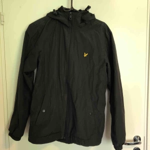  - En regn/vindjacka från Lyle & scott