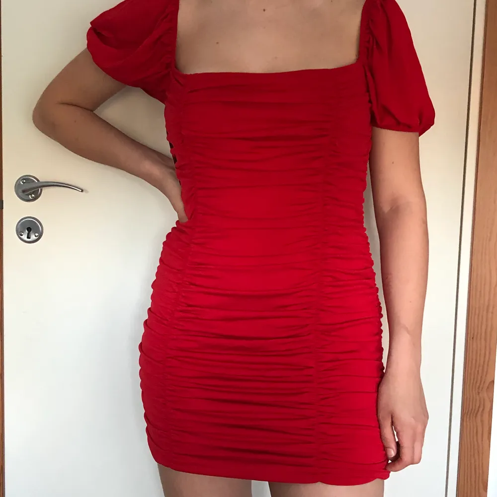 En röd oanvänd klänning från boohoo som är väldigt stretchigt och bekväm. Den är storlek 42 men passar även storlek 38 (som tjejen på bilden är). Klänningar.