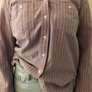 En rosa och blå randig skjorta från gant som är väldigt fint skick, storlek 38