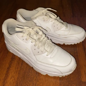 Nike - Säljer mina Nike air force i storlek 40 priset är 300kr :)