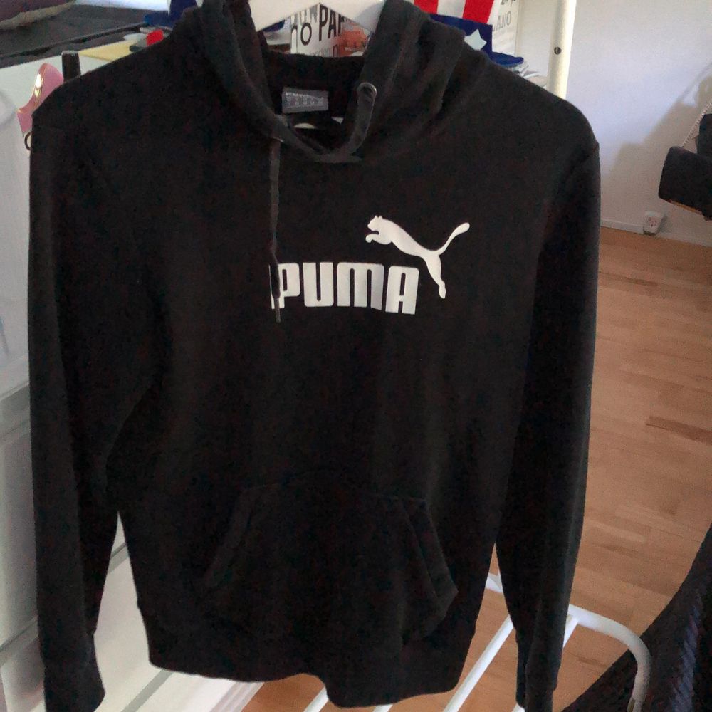 Svart huvtröjor Puma säljes till högstbjudande 3/6 hämtas i Växjö. Huvtröjor & Träningströjor.