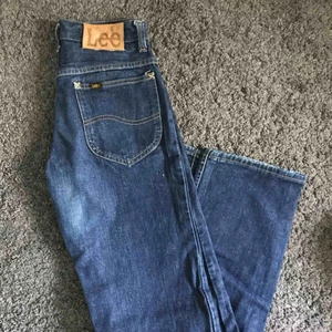 Lee - Ett par vida jeans i storlek 26 från Lee. Skulle säga att de är storlek 25 i mina ögon. Kolla gärna in min andra annonser! Rensar garderoben så säljer många Levis jeans.