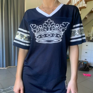 Oversized T-Shirt från PINK - T-shirt från PINK (Victoria secret) som har coola tryck på framsida och baksida, går att använda som kort klänning eller över ett par short eller byxor. Storlek XS men är oversized. Köptes för 1800 säljes för 250. Köpare står för frakt. 