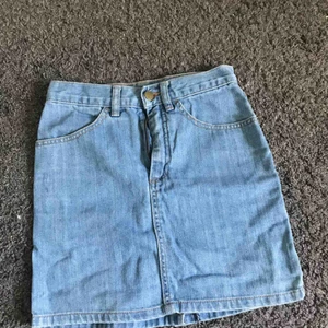  - En blå jeanskjol från monki i storlek xs. 