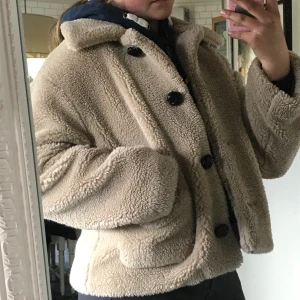 Fårskinn jacka från ZARA - Fint skick, använts ett fåtal gånger🌸 nypris:600:-