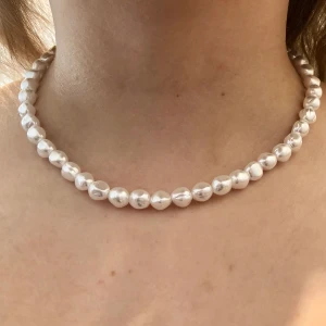 Pärlhalsband  - Pärlhalsband i kortare modell gjort av äkta sötvattenspärlor! Köpt på Åhléns från märket ”Pearls for girls”. Ca 42cm med knäppet inräknat. Frakt ingår i priset!💞