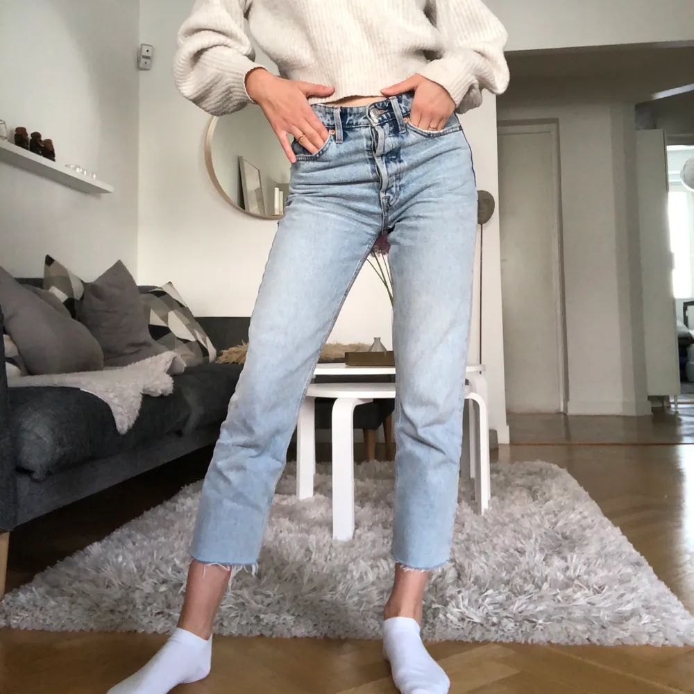 Super snygga Ljusblå jeans i storlek 34 från Zara.  Jag är 171 cm lång och byxorna sitter ganska kort på mig, men det är såklart en smaksak. Sparsamt använda, byxorna är Inprincip i nyskick! Köparen står för frakten🥰. Jeans & Byxor.