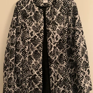 Mönstrad-kavaj i svart och vitt - Kavaj från Vero Moda i svart och vitt. Köparen betalar frakt. 