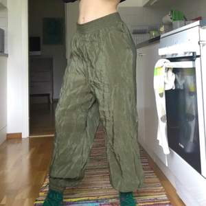 Sköna militärgröna byxor från weekday, älskar dom men måste tyvärr sälja dom då dom är lite för stora för mig :/ <3 Dom ska antagligen sitta uppe vid midjan, frakt 44 kr