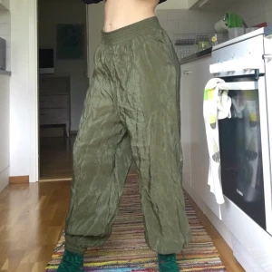 Militärgröna weekday byxor - Sköna militärgröna byxor från weekday, älskar dom men måste tyvärr sälja dom då dom är lite för stora för mig :/ <3 Dom ska antagligen sitta uppe vid midjan, frakt 44 kr