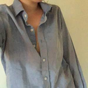 Superfin ljusblå skjorta i lite glansigt material. Perfekt till sommaren! Jag har vanligtvis XS/S i tröjor och denna är perfekt oversized! Den är i bra skick!