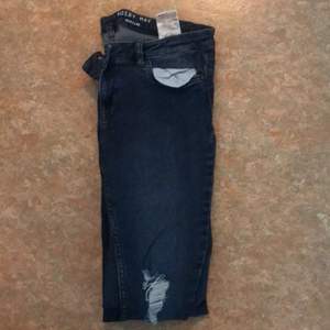 Jeans med slitna knän från Noizy May, oanvända    45 kr frakt tillkommer