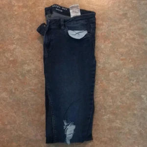 Ripped Jeans - Jeans med slitna knän från Noizy May, oanvända    45 kr frakt tillkommer