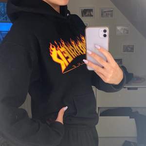 Svart Thrasher hoodie! Använd några gånger men är i topp skick och inget är sönder. Storleken är S men den är ganska stor i storleken så passar M också skulle jag säga. Köpte den för 1000 men säljer nu för 400. Frakt tillkommer!