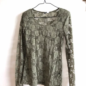 Grön blus i spets - Grön blus i spets. Kan hämtas i Malmö, är lite osäker på exakt fraktkostnad.