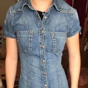  - Sjukt snygg jeansklänning från peak performance i mycket bra skick! Säljes pga för liten:/. 