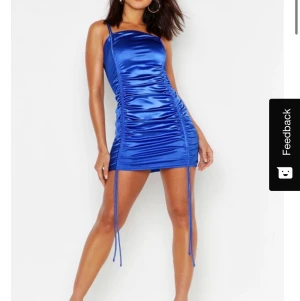 Blå fodralklänning st S - Helt oanvänd. Köpt inför en fest men hittade en annan som passade bättre. Har alla lappar kvar.