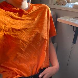 En orange t-shirt från weekday i gott skick! Är i storlek M, och jag har vanligt XS-S. Frakt INGÅR i priset🥰
