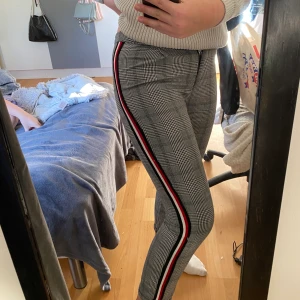 Byxor från Shein - Byxor från Shein i storlek M, mer som S. Bra skick, aldrig använda pga för små för mig!