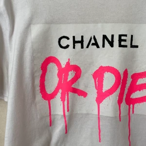 Chanel or die t-shirt  - chanel or die t-shirt i jättefint skick då den endast är använd 2/3 gånger. skitsnygg och fräsch nu till sommaren! Modellen är unisex