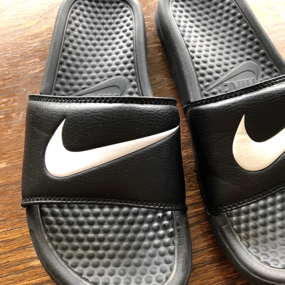 Nike tofflor, supersköna att ha på stranden ✌️ möts upp i Malmö, annars står köparen för frakt (63kr) 💕. Skor.