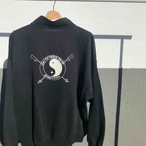 Snygg vintage quarter-zip polo. Coolt tryck på ryggen. Är lite urtvättad och nopprig men har fortfarande mycket liv kvar i sig!  Bud: 95kr