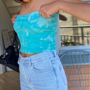 Snygg tubtop i Tie dye💙🌺 - Jättefin tubtop i tiedye i magisk färg!!!! Älskar💙💜 fint skick. Frakt på 42 kr annars möts vi på söder 💖
