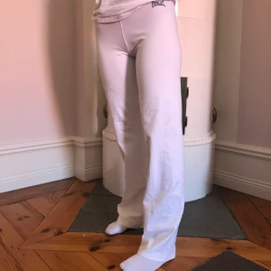Everlast vita byxor - Storlek XL av nån konstig anledning men jag har M och dem passar perfekt, funkar även på S då dem sitter tajt