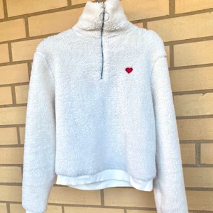 Gräddvit fluffig tröja! - Jättesöt fluffig tröja, den är inte fluffig på insidan så den är sval när det är varmt ute men varm när det är kallt. Perfekt för lite kyligare sommarkvällar.den är i nyskick och köpt från asos. Möts upp i Stockholm eller så får köparen betala frakten 💕