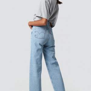 Säljer dessa jeans från levis i modellen ”ribcage get it done” i storlek 29, dom har endast blivit använda en gång så är helt i nyskick. Har använt utan bältet som syns på bilden men har kvar det så skickar med det om man vill ha det 😊 Säljer för 300 + 63