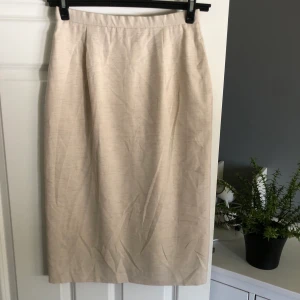 Vintage kjol  - Beige snygg vintage kjol i storlek S. Porto 63kr 