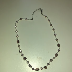 Halsband - Fint halsband med rosa stenar. Aldrig använt. Normal i st