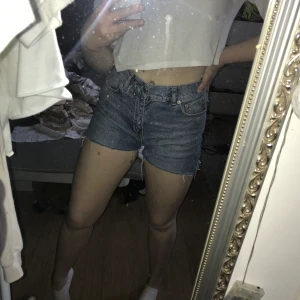 Jeans shorts  - Superfina jeans shorts från junkyard aldrig använda mer än testade storlek 36
