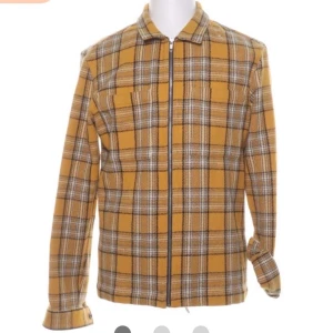 River island jacka  - River island jacka. Säljer på sellpy också. Stl M. Mycket bra skick, som ny. Köpt av Alice Stenlöf.